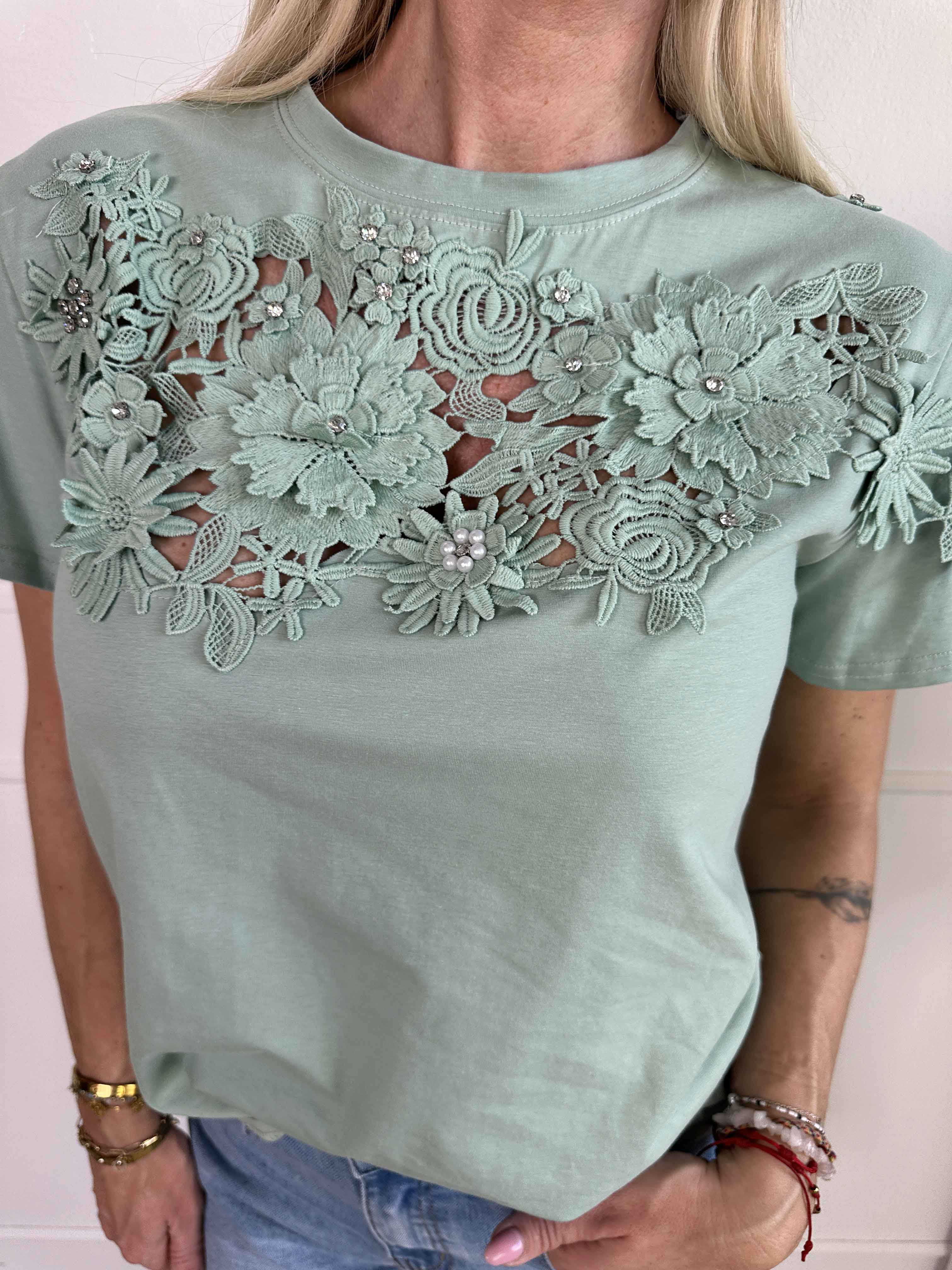Selma - T-shirt i bomull med broderade detaljer och fuskpäls på bröstet